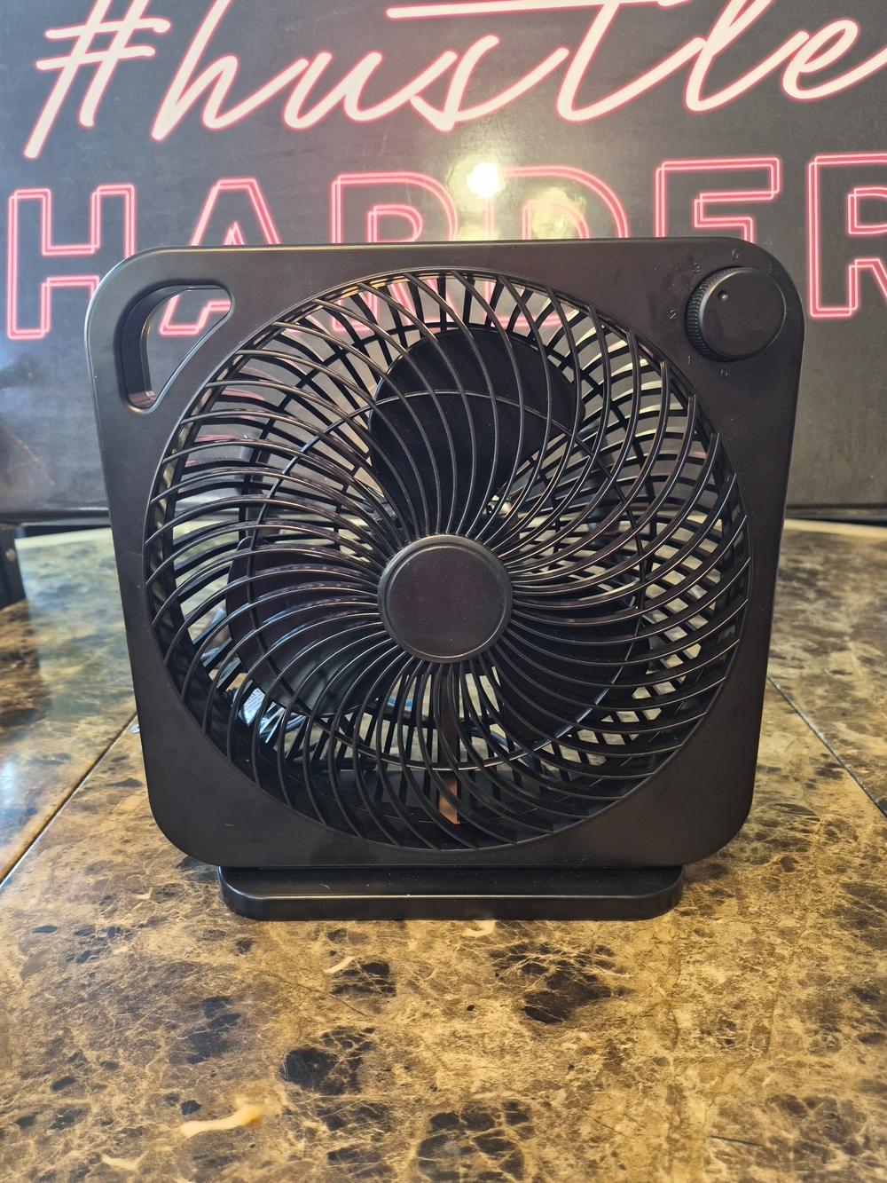 Mainstays 9" desk top 3 side fan like new no box

The Mainstays 9" desk top 3 s